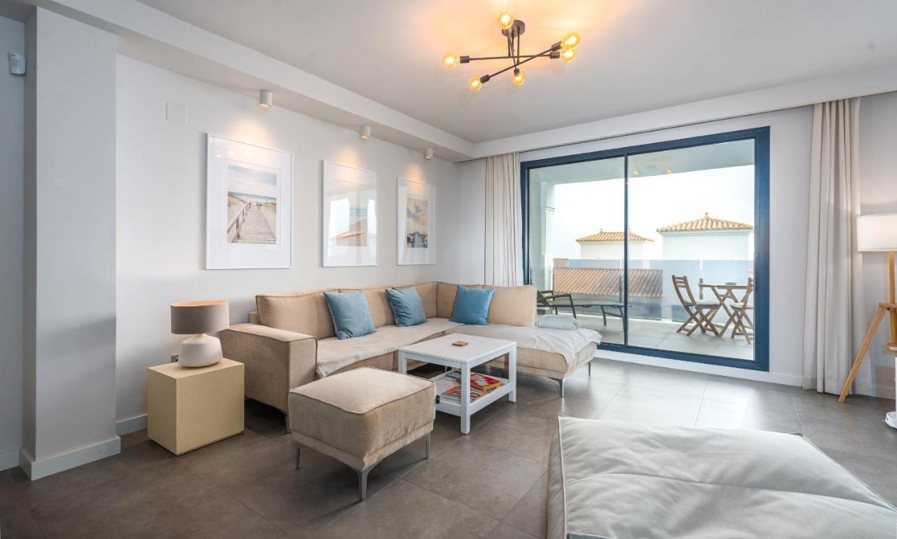 Luxurious Apartment With Sea Views Blue Suites B2-103 مانيلفا المظهر الخارجي الصورة
